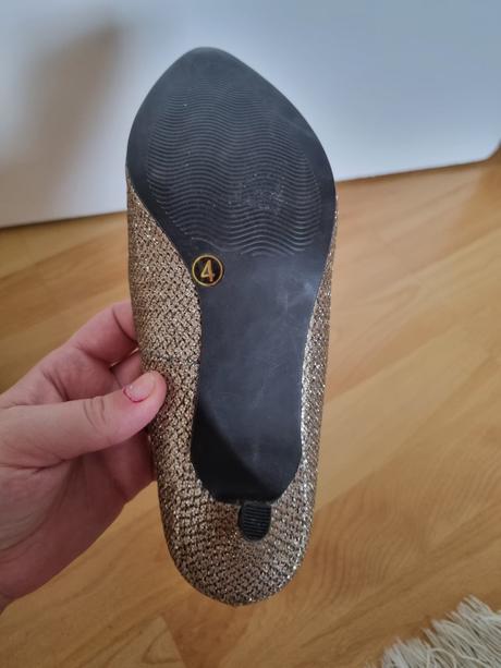 Zlatisté lodičky, 36