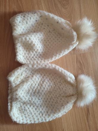 2 čiapky s brmbolcom,