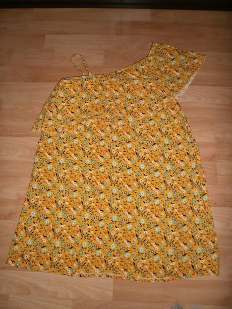 Šaty nepravidelného strihu s volánom cez plecia, pepco,158