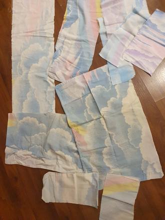 Zbytky látky z nebíčkových paplónov,