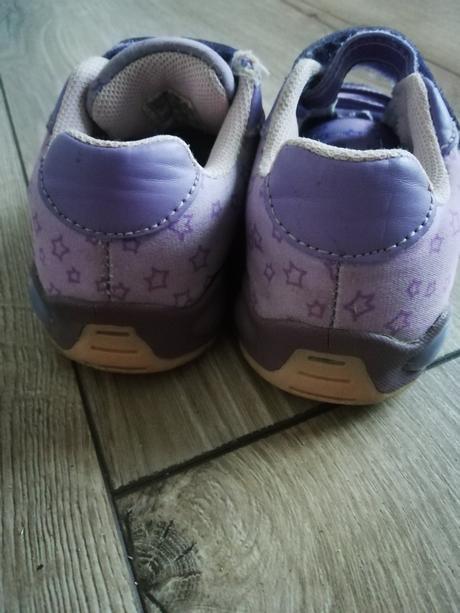 Svietiace tenisky, 24