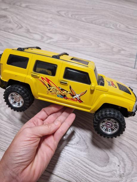 26de_policajne auta a sanitky,