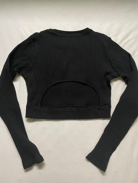 Crop top s dierov na chrbte, sinsay,s