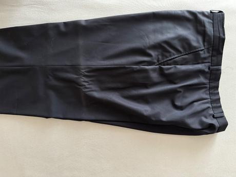 Pekný čierny oblek, 60