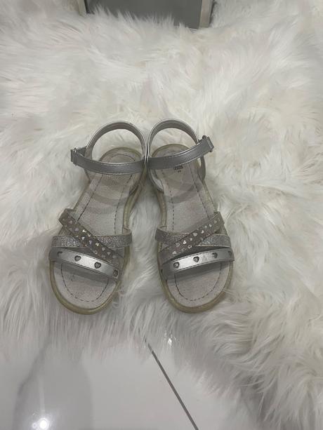 Strieborné sandálky, 28