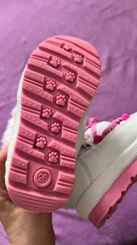 Snehule aghata ruiz de la prada, 26