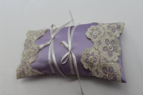 Vankúšik pod obrúčky jemný fialkovy, 