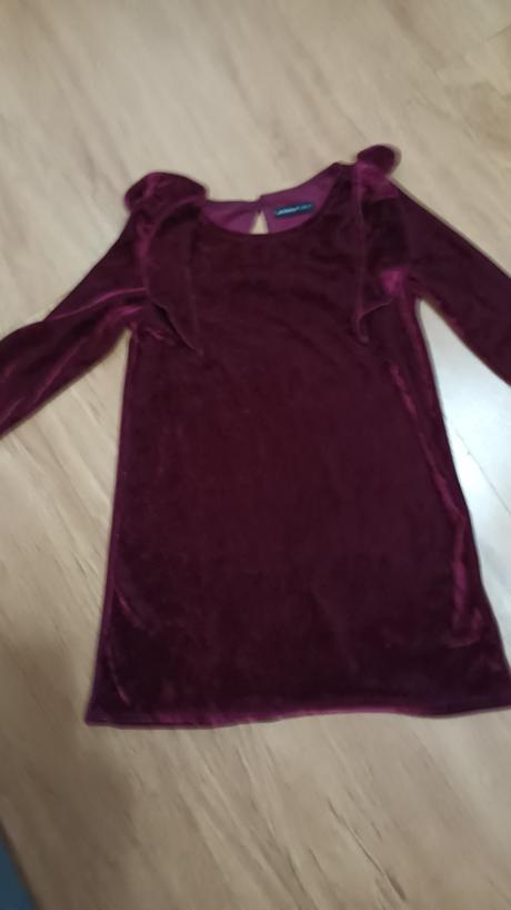 Krásne zamatové šaty s volánikmi, reserved,116