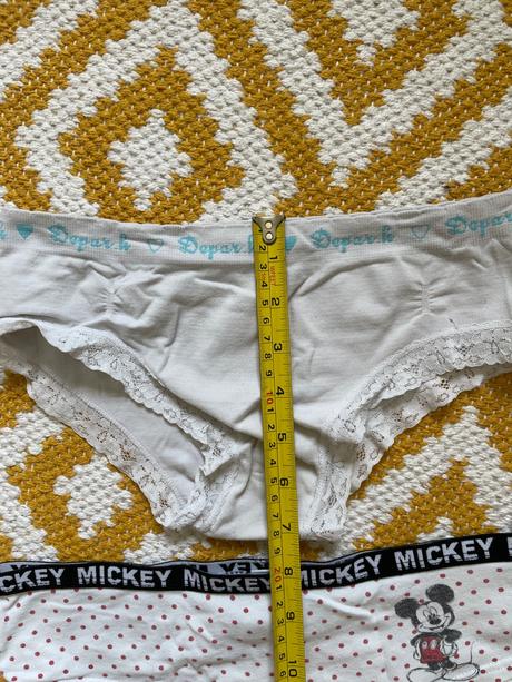 Rôzne nohavičky bledej farby, s