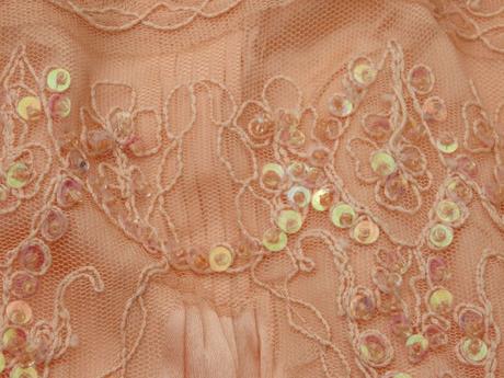 Velmi pekny slavnostny top, 40