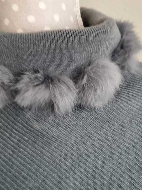 Dúhové pletené pončo  s guličkami z kožušinky, 