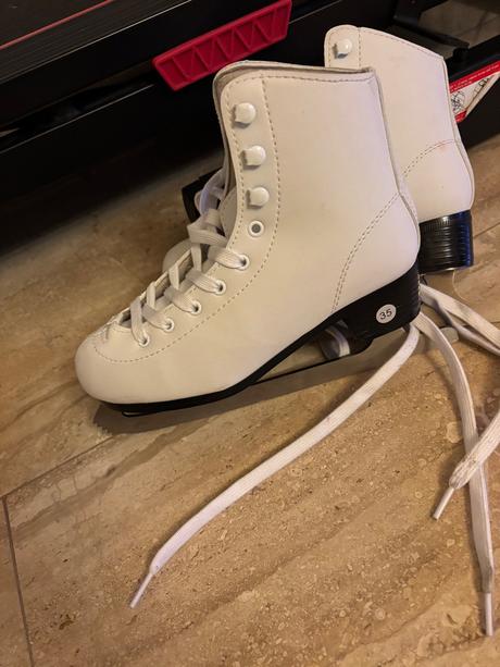 Dievčenské korčule na ľad, 35