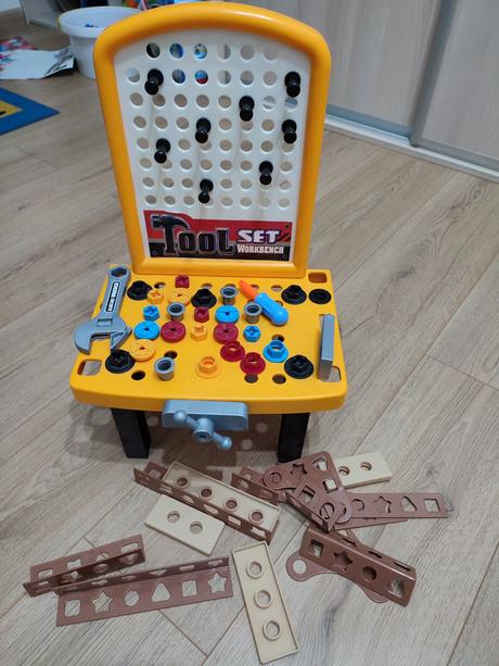 Stolik so šróbikmi a náradím, 