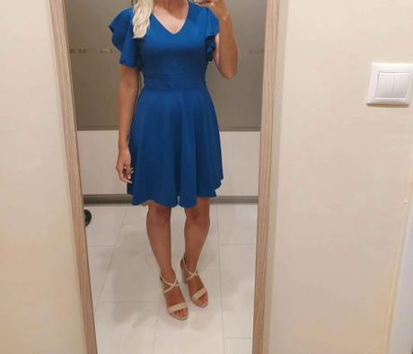 Modré šaty nad kolená, 