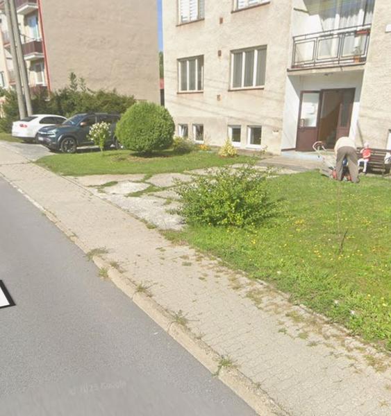 Môže sa bez problémov parkovať pred bytovým vchodom?