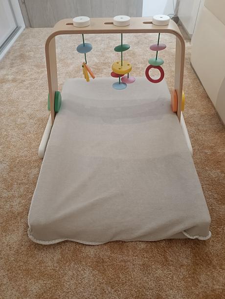 Prebaľovacia podložka s hrádzou na hranie, 