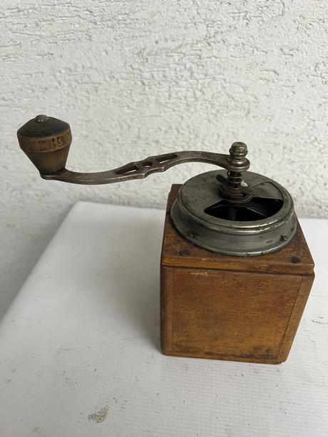 Starozitny dreveny mlyncek na kavu,