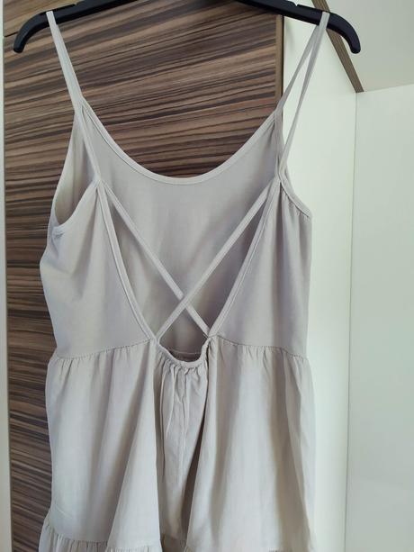 Ľahučké letné šaty s krásnym chrbátom, m