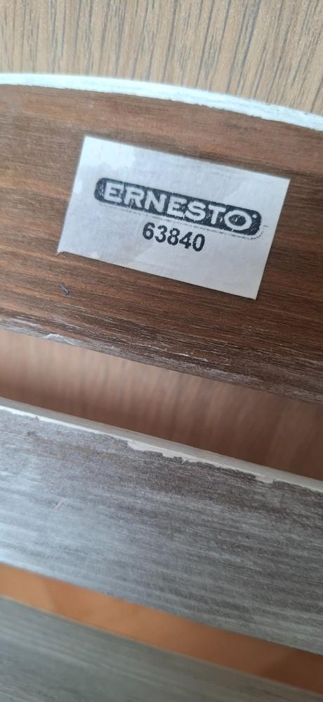 Polička na koreničky,