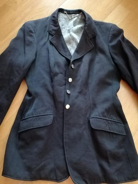 Čierne sako, 40
