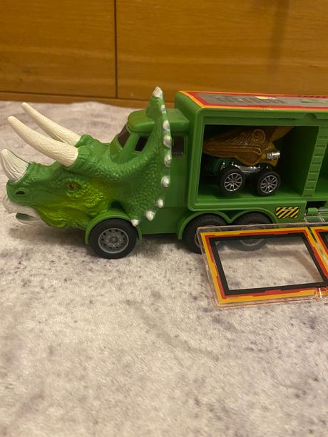 Kamión dino s autíčkom, 