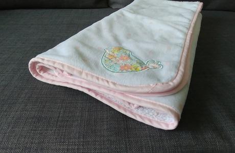 Ruzova biela vtacikova deka carters, 