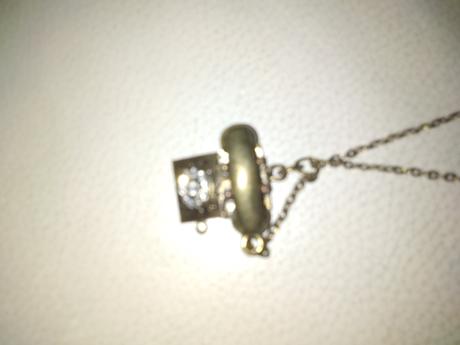 Nahrdelnik s telefonom,