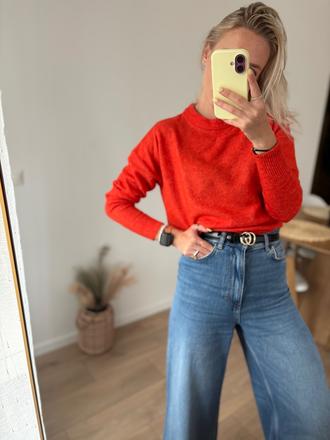 Červený svetrik, new yorker,s