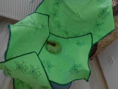 Zelené konáriky na plátne-ručne vyšitý set obrusov, 