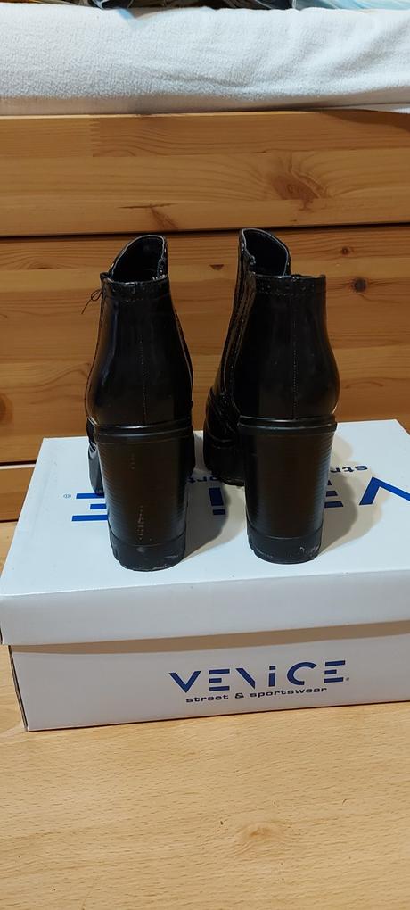 Čižmy lesklé na opätku veĺ.40, 40