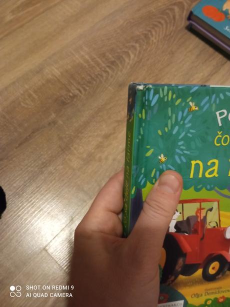 Kniha z okienkami - pozri čo sa deje na farme, 