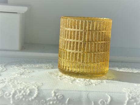 Zlatý trblietavý svietnik,