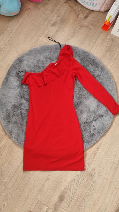 Šaty s holým ramenom, s