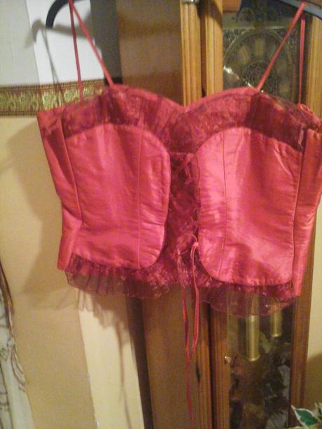 Cervene korzetove, 38