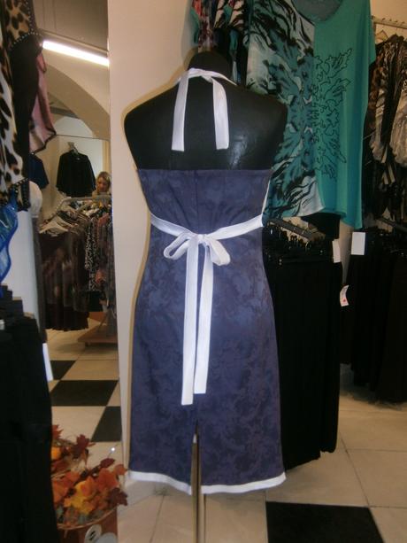 Fialovo biele šaty, 40