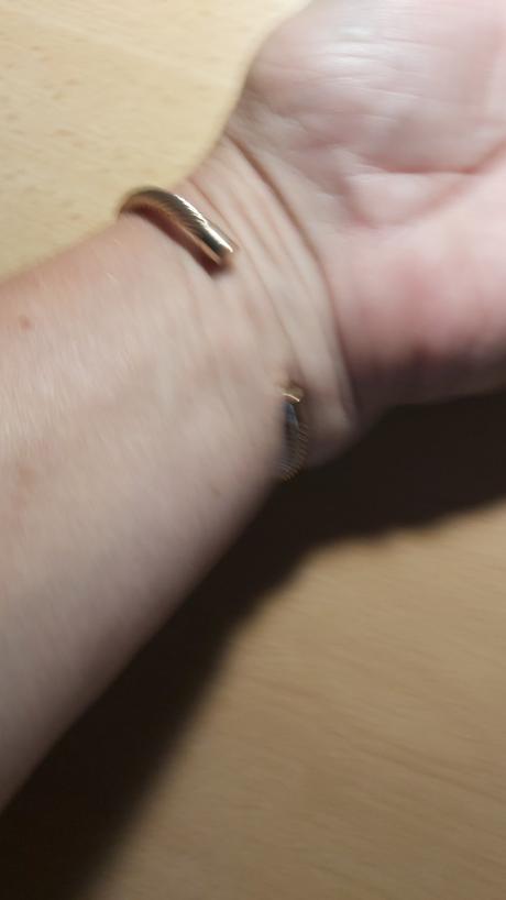 Náramok striebornej farby, 