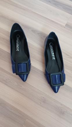 Tmavomodré baleríny, 37