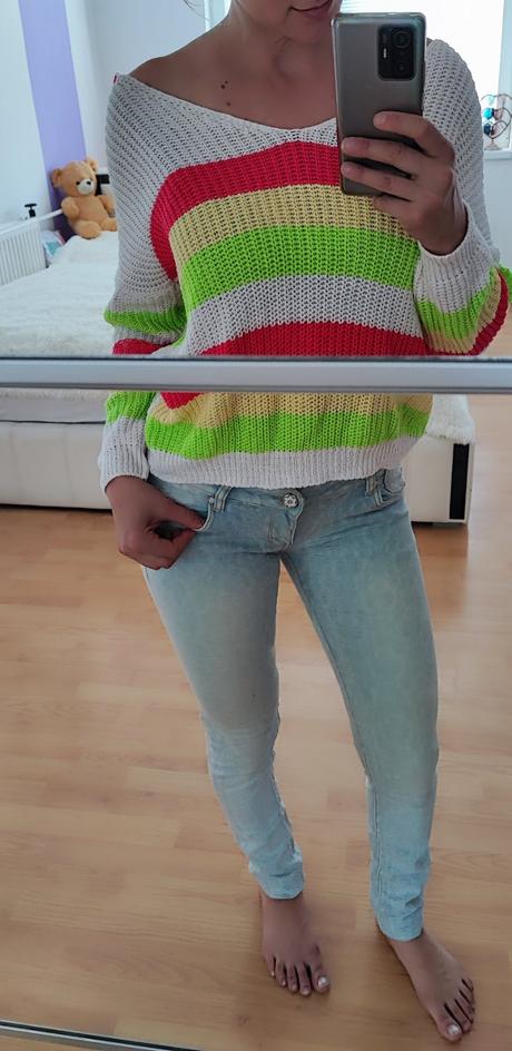 Pestroferabný sveter, 