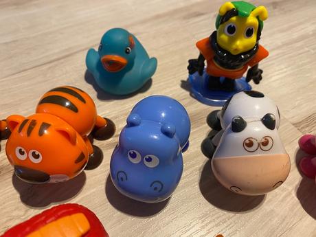 Malé dinosaury autá, zvieratká s krútiacimi hlavam, 