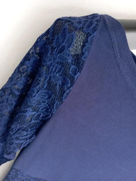 Modré elastické šaty s čipkou, s