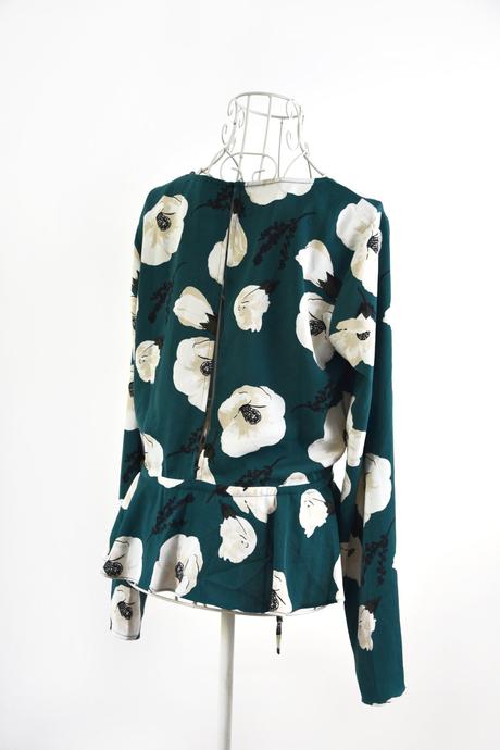 Krásna blúzka s čiastočne otvoreným chrbátom, 36