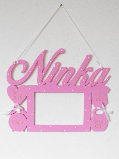 Fotorámik s menom a údajmi,