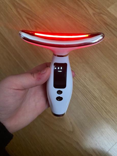 Masážny prístroj na spevnenie tváre a krku, 