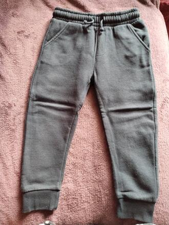 Tmavomodre teplaky, 104