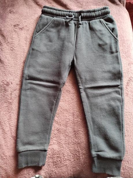 Tmavomodre teplaky, 104