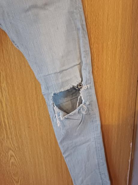 Pánske svetlé skinny rifle s trhaním, 28
