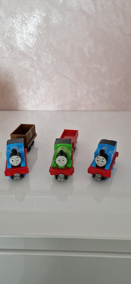 Malá tahacia mašinka tomáš - 3 ks a 2 vagóniky,