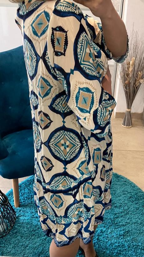 Vzorované šaty s 3/4 rukávom a volánom modré, l / m / s / xl