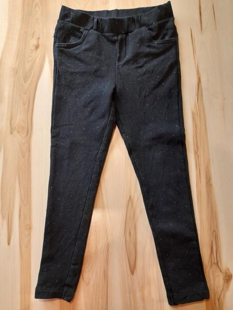 Čierne džegíny s bodkami, pepco,110