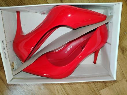 Červené lodičky, 37